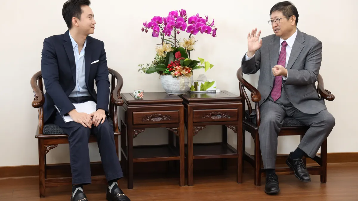 竹北市長鄭朝方(左)首度拜會新竹縣長楊文科,雙方針對改善交通與道路維護管理等議題交換意見。(圖/新竹縣政府提供)