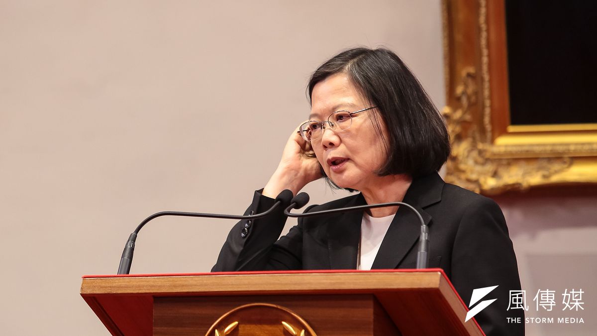 總統蔡英文表示「國際社會要一起來制約陸方,防止霸權擴充。」但作者認為,蔡所倚仗的不是「事實」,而只是一種「想像」,國際現實就是「沒有人會想跟著她一起去制約陸方,防止霸權擴充。」(資料照,顏麟宇攝) 總統蔡英文表示「國際社會要一起來制約陸方,防止霸權擴充。」但作者認為,蔡所倚仗的不是「事實」,而只是一種「想像」,國際現實就是「沒有人會想跟著她一起去制約陸方,防止霸權擴充。」(資料照,顏麟宇攝)