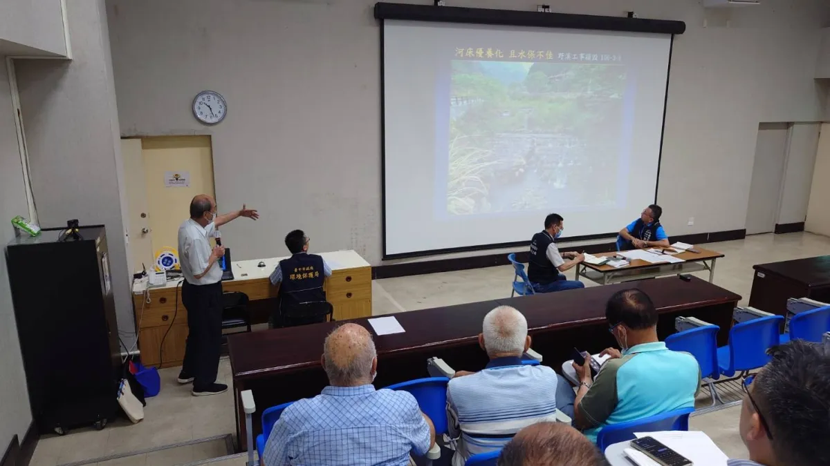 中市環保局6日召開排放於大安溪的放流水磷酸鹽標準草案公聽會,廣納各方意見,也率全國之先,宣示加嚴管制水源區外一般環境水體磷酸鹽的決心。(圖/台中市政府)