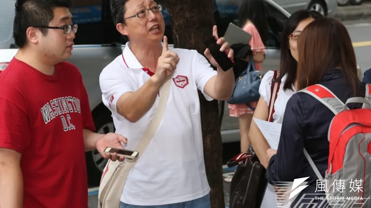 台北市長參選人柯文哲競選總幹事姚立明(中)2日上午舉行記者會,批評國民黨候選人連勝文陣營作假養網軍。(資料照片,余志偉攝)