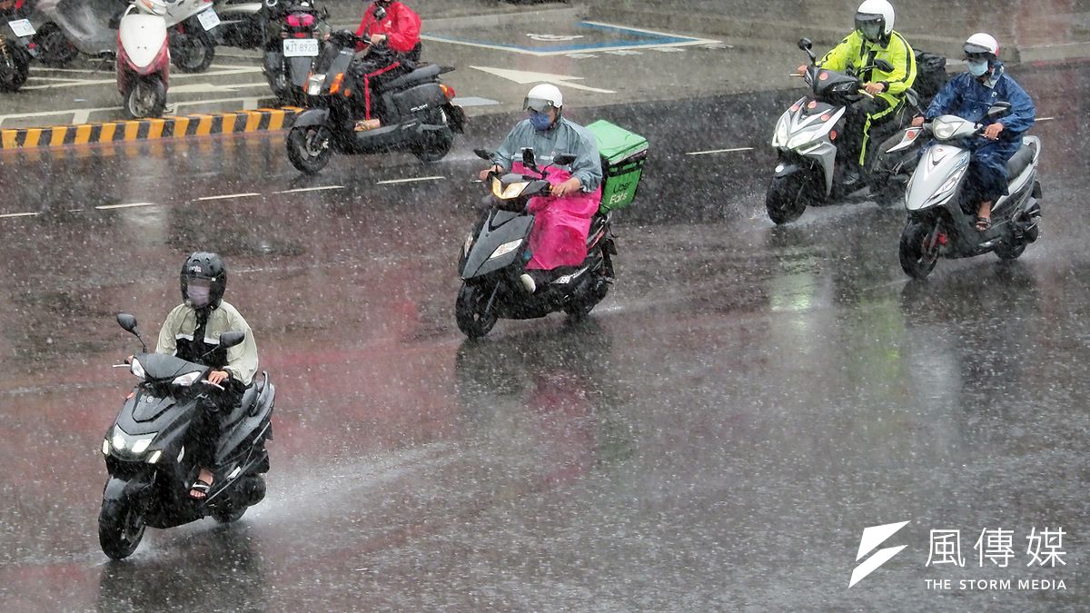 受梅雨鋒面影響,台灣各地陸續下雨。(柯承惠攝) 受梅雨鋒面影響,台灣各地陸續下雨。(柯承惠攝)