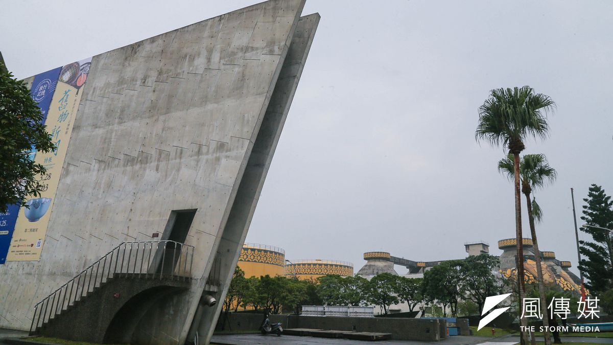 十三行博物館外觀建築呈現17度的歪斜,傾斜不正的八角塔,表達被毀壞的遺跡無法重現的意境。(陳明仁攝) 十三行博物館外觀建築呈現17度的歪斜,傾斜不正的八角塔,表達被毀壞的遺跡無法重現的意境。(陳明仁攝)