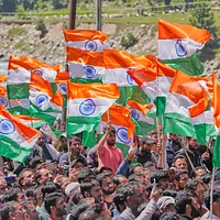 インドは膨大な若者を抱えており、この人口ボーナスは将来の経済成長にとって極めて重要だ。写真は5月15日、インドの国旗を持ち、インドを支持するスローガンを叫ぶ市民たち。(AP) インドは膨大な若者を抱えており、この人口ボーナスは将来の経済成長にとって極めて重要だ。写真は5月15日、インドの国旗を持ち、インドを支持するスローガンを叫ぶ市民たち。(AP)