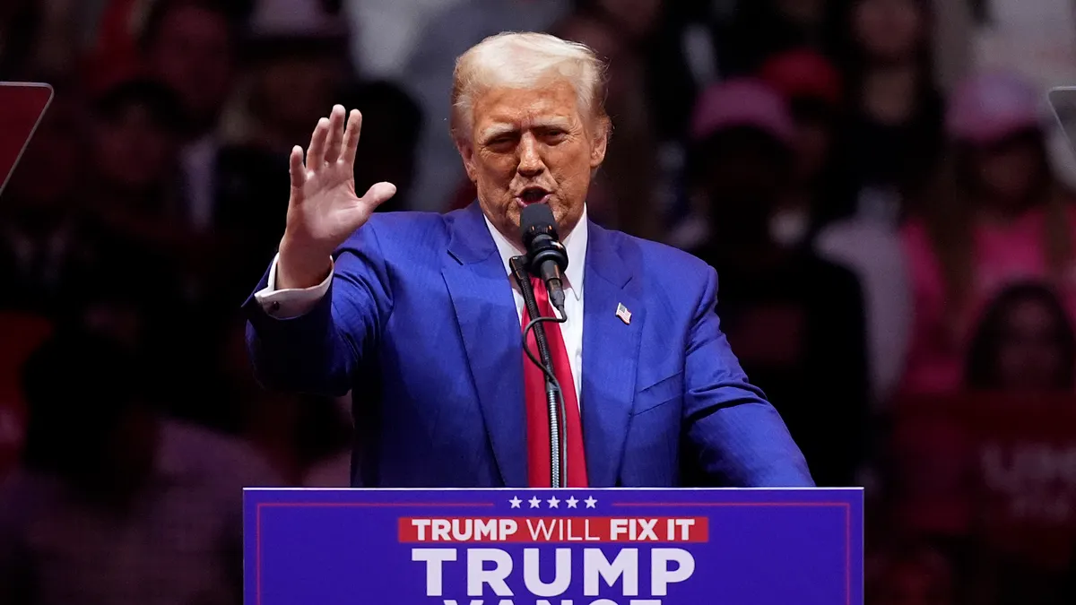 2024年10月27日、トランプ前大統領がニューヨーク・マディソンスクエアガーデンで開かれた選挙集会で演説。(AP通信)