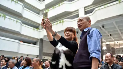 高雄市長韓國瑜今(25)日出席「與『雄』同行」手機短拍大賽記者會,與10位網紅互動行銷高雄。(高雄市政府提供)