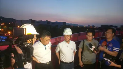 台北市長柯文哲於10日凌晨4點至圓山花博公園聽取世大運施工簡報,並大讚此次施工品質「大概跟日本一樣」。(台北市政府提供)