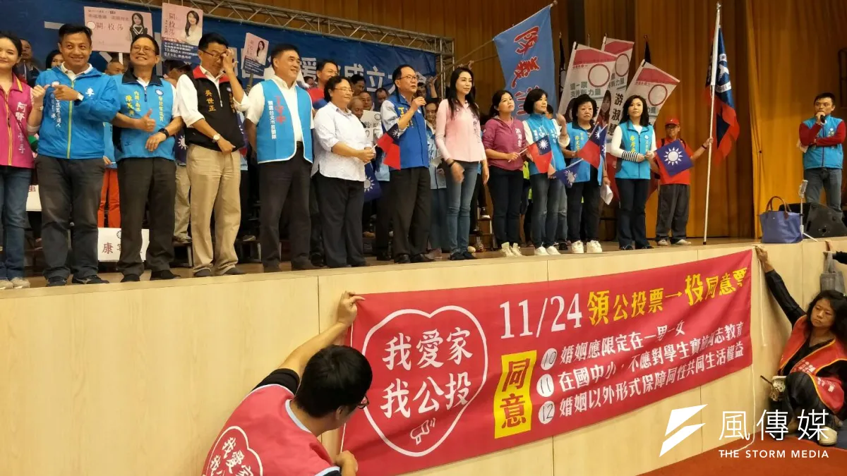 國民黨台北市長候選人丁守中造勢,從一踏進校門到會場內,下一代幸福聯盟的「愛家公投」,直接偷渡置入。(周怡孜攝)
