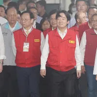 頼清徳総統(中央)は13日、侯友宜・新北市長(右から2人目)、石崇良・衛生福利部長(左から3人目)、米国在台協会(AIT)のレイモンド・グリーン台北事務所長(右端)らとともに、新北市で行われた2026年都市レジリエンス演習を視察した。(写真/柯承惠撮影) 頼清徳総統(中央)は13日、侯友宜・新北市長(右から2人目)、石崇良・衛生福利部長(左から3人目)、米国在台協会(AIT)のレイモンド・グリーン台北事務所長(右端)らとともに、新北市で行われた2026年都市レジリエンス演習を視察した。(写真/柯承惠撮影)