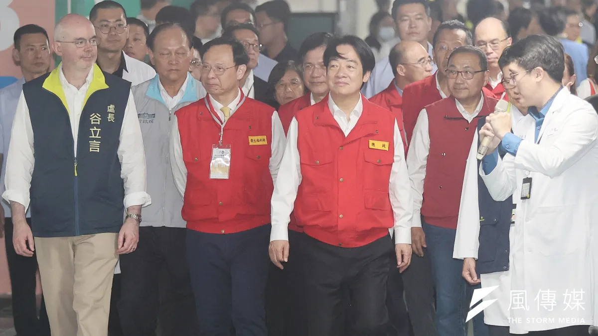 頼清徳総統(中央)は13日、侯友宜・新北市長(右から2人目)、石崇良・衛生福利部長(左から3人目)、米国在台協会(AIT)のレイモンド・グリーン台北事務所長(右端)らとともに、新北市で行われた2026年都市レジリエンス演習を視察した。(写真/柯承惠撮影)