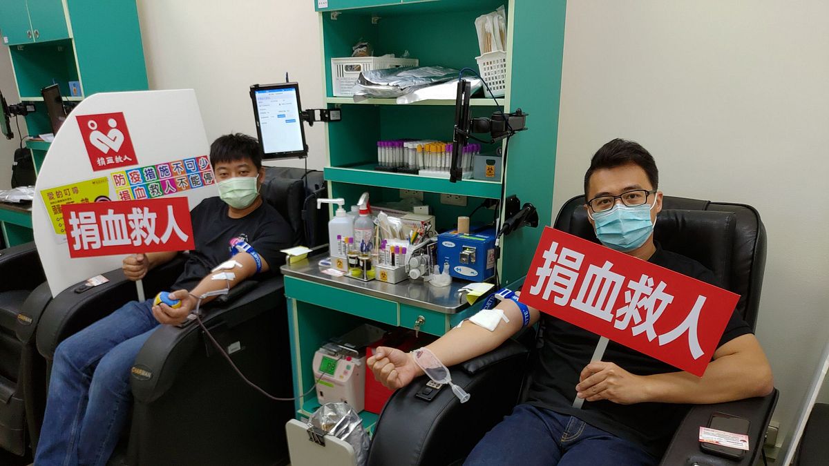 街口支付副總黃峰昶(右)與漫時光早午餐創辦人徐皖台,於活動結束後挽起袖子一起參與捐血活動。(圖/漫時光早午餐提供) 街口支付副總黃峰昶(右)與漫時光早午餐創辦人徐皖台,於活動結束後挽起袖子一起參與捐血活動。(圖/漫時光早午餐提供)