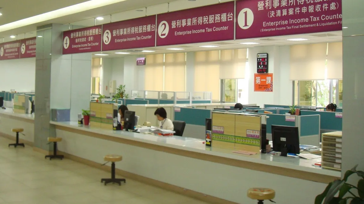 作者指出,當基層公務人員執行業務辛勤一整年,期待以年終考績作為對自己辛勞的獎勵,實際年終考績卻無法反映公務人員的才能和工作狀況。(資料照,取自國稅局網站)