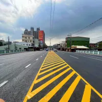 新厝路全線刨鋪改善,以再生瀝青打底,再覆以高彈性、抗裂性能佳的改質瀝青鋪設表層,路面更平整、行車更安心。(圖/高市工務局提供) 新厝路全線刨鋪改善,以再生瀝青打底,再覆以高彈性、抗裂性能佳的改質瀝青鋪設表層,路面更平整、行車更安心。(圖/高市工務局提供)
