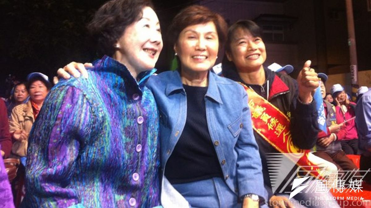總統大姐馬以南到台中與市長胡志強夫人邵曉鈴一同拜票。(張文馨攝) 總統大姐馬以南到台中與市長胡志強夫人邵曉鈴一同拜票。(張文馨攝)
