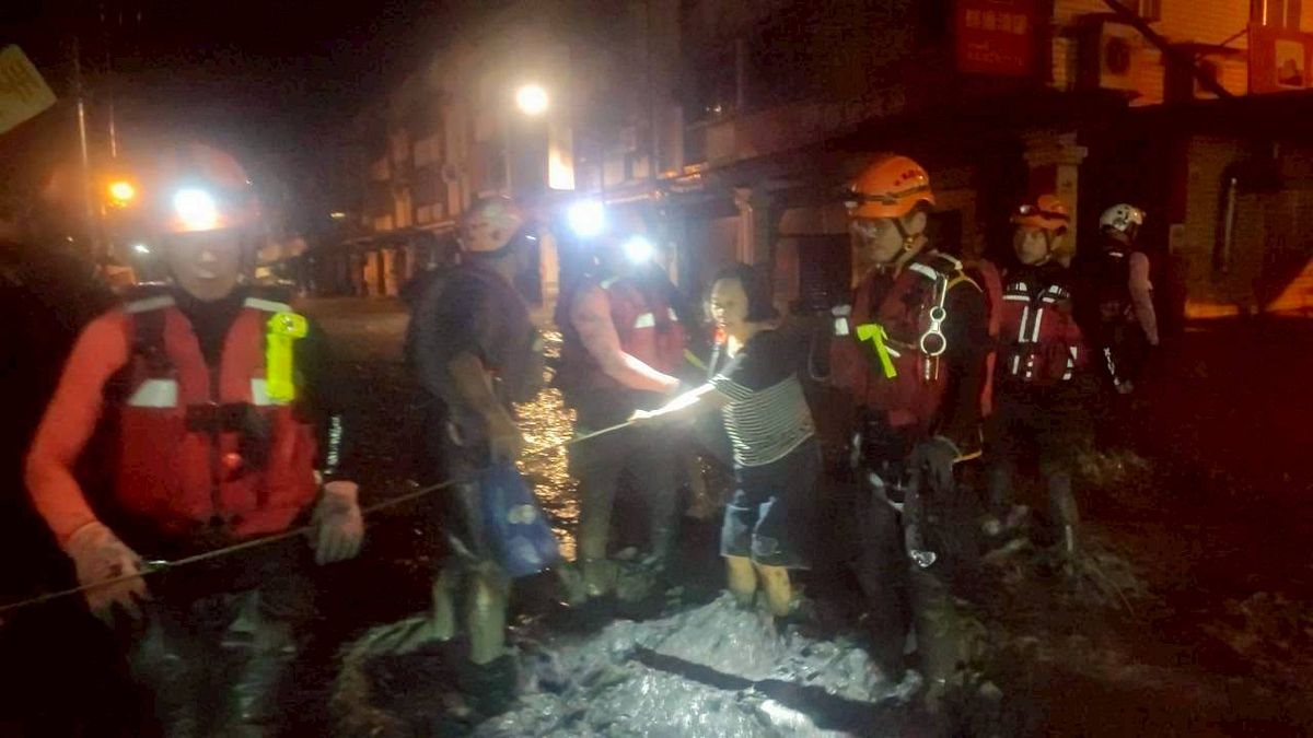 新北市自始即以決心與速度投入救援行動。連夜搜索、連夜搶救災民。(圖/新北消防局提供) 新北市自始即以決心與速度投入救援行動。連夜搜索、連夜搶救災民。(圖/新北消防局提供)