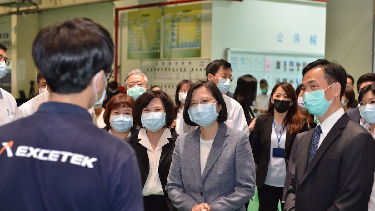 蔡英文總統在勞動部部長許銘春等人陪同下,前往臺中神岡訪視精呈科技股份有限公司。(圖/勞動部勞動力發展屬中彰投分署提供) 蔡英文總統在勞動部部長許銘春等人陪同下,前往臺中神岡訪視精呈科技股份有限公司。(圖/勞動部勞動力發展屬中彰投分署提供)