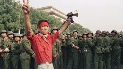 1989年6月3日,天安門廣場,示威抗議的學生與準備血腥鎮壓的人民解放軍官兵(AP)