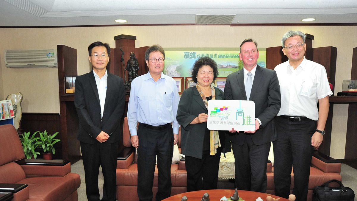 ICLEI秘書長Gino Van Begin 13日拜會市長陳菊(中),雙方就續約及盛典辦理情形交換意見。(高雄市政府提供) ICLEI秘書長Gino Van Begin 13日拜會市長陳菊(中),雙方就續約及盛典辦理情形交換意見。(高雄市政府提供)