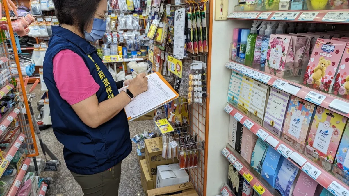 環保局稽查人員進行市售環藥標示查核。(圖/高市環保局提供)