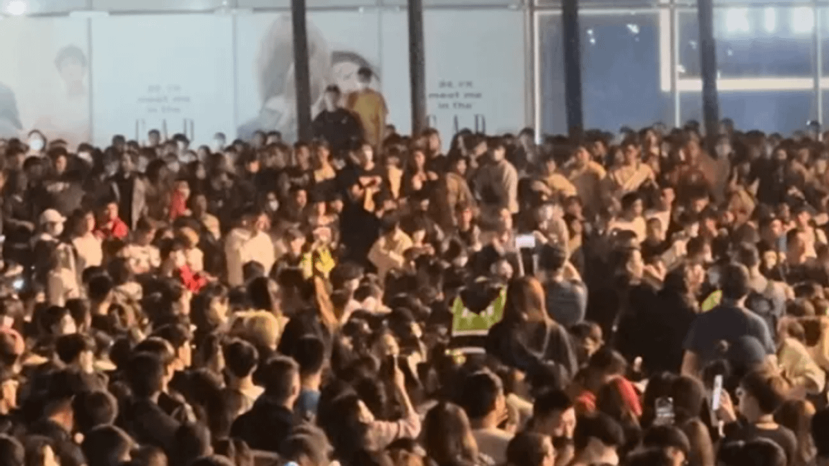 高雄跨年晚會現場驚傳有人持刀,造成人群恐慌推擠。(圖/翻攝自記者爆料網) 高雄跨年晚會現場驚傳有人持刀,造成人群恐慌推擠。(圖/翻攝自記者爆料網)