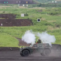 日本で6月7日、国内最大規模の実弾射撃演習「富士総合火力演習」が開催され、陸上自衛隊が島嶼防衛を想定した実弾射撃を行った。(写真/黄信維撮影) 日本で6月7日、国内最大規模の実弾射撃演習「富士総合火力演習」が開催され、陸上自衛隊が島嶼防衛を想定した実弾射撃を行った。(写真/黄信維撮影)