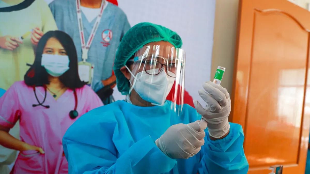 筆者認為,民進黨政府說台灣的新冠疫苗從COVAX來,是要遮掩自己無能、去年搞砸買疫苗,現在買不到,美國也不肯幫一把。示意圖。(資料照,AP)