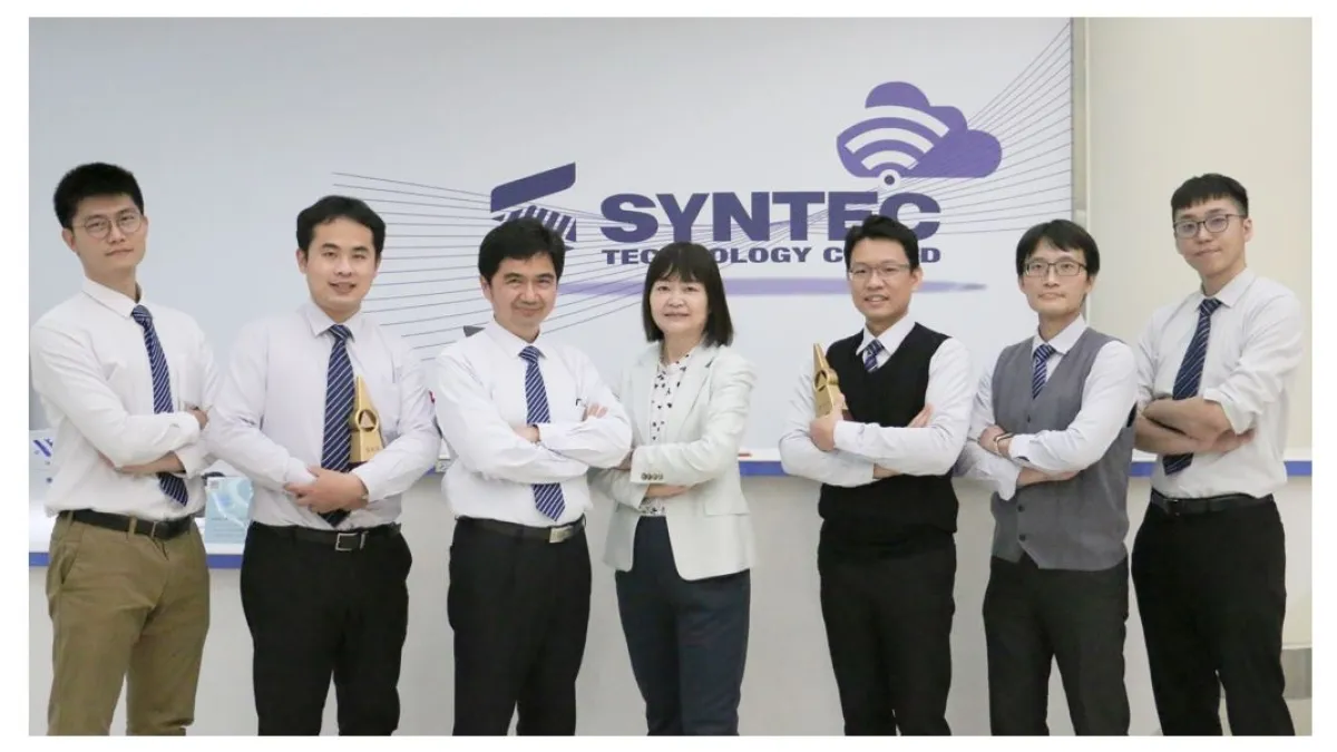 新代科技是台灣機械系學生的熱門工作選擇,蔡尤鏗﹝左三﹞和黃芳芷﹝左四﹞夫婦以用材為傲。﹝圖/新代科技提供﹞