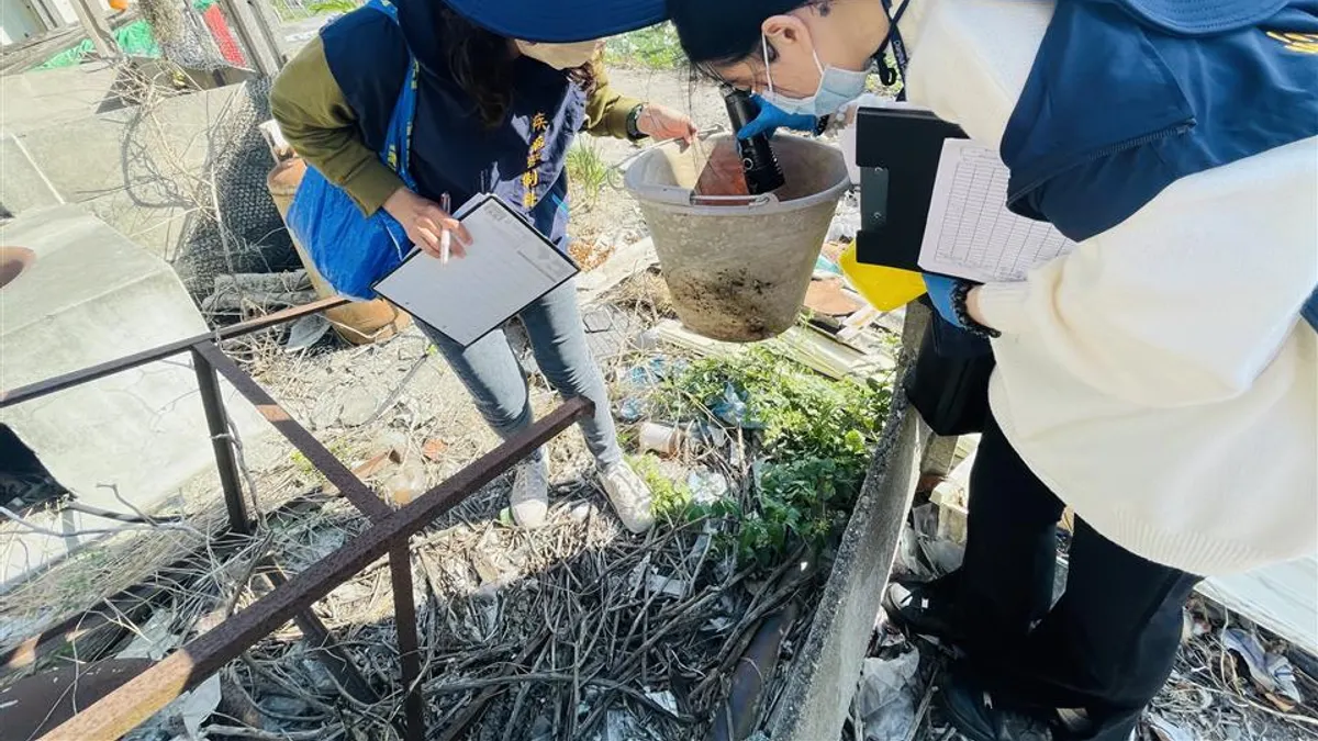 防治登革熱疫情最有效的方式,絕對不是進行環境噴藥(化學防治),而是落實清除孳生源。(圖/彰化縣政府)