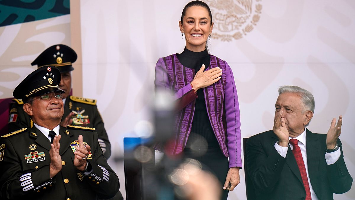 墨西哥總統當選人薛恩鮑姆出席獨立日紀念儀式。(美聯社) 墨西哥總統當選人薛恩鮑姆出席獨立日紀念儀式。(美聯社)