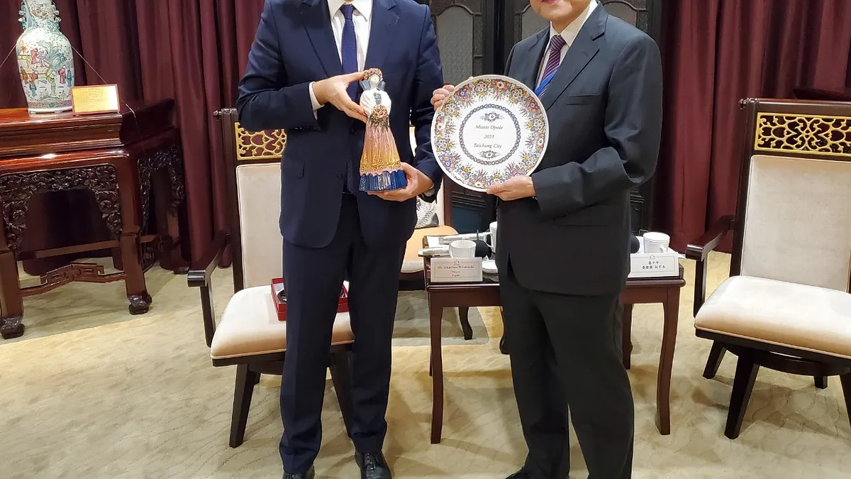 波蘭奧坡雷市長拜會中市府,於會後贈予黃副市長奧坡雷特有圖騰磁盤及波蘭國家歌曲節頒發給最佳歌手的Karolinka瓷器等。(圖/台中市政府) 波蘭奧坡雷市長拜會中市府,於會後贈予黃副市長奧坡雷特有圖騰磁盤及波蘭國家歌曲節頒發給最佳歌手的Karolinka瓷器等。(圖/台中市政府)