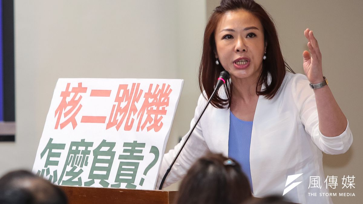 中國國民黨立法院黨團今天上午召開記者會,國民黨團書記長李彥秀表示,今年的清明連假疏運成為史上最塞、最失敗的疏運,讓國人感到無奈,也批交通部長賀陳旦是史上最會牽拖的交通部長,政府應考慮是否還適任。(資料照,顏麟宇攝) 中國國民黨立法院黨團今天上午召開記者會,國民黨團書記長李彥秀表示,今年的清明連假疏運成為史上最塞、最失敗的疏運,讓國人感到無奈,也批交通部長賀陳旦是史上最會牽拖的交通部長,政府應考慮是否還適任。(資料照,顏麟宇攝)