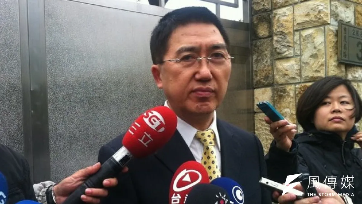 面對反服貿學生佔領議場抗爭,立法院長王金平24日下午召集朝野協商,圖為國民黨政策會執行長林鴻池到立院院長王金平官邸密商後,接受媒體訪問。(張文馨攝)