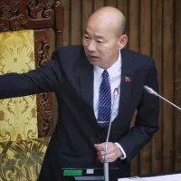 立法院長韓國瑜以「濕紙貼臉」形容國民黨處境,指政治壓力如同濕紙般一層層疊加,示警國民黨團注意危機。圖爲韓國瑜24日主持立法院院會。(資料照,柯承惠攝) 立法院長韓國瑜以「濕紙貼臉」形容國民黨處境,指政治壓力如同濕紙般一層層疊加,示警國民黨團注意危機。圖爲韓國瑜24日主持立法院院會。(資料照,柯承惠攝)