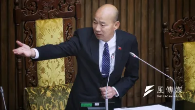 立法院長韓國瑜以「濕紙貼臉」形容國民黨處境,指政治壓力如同濕紙般一層層疊加,示警國民黨團注意危機。圖爲韓國瑜24日主持立法院院會。(資料照,柯承惠攝)