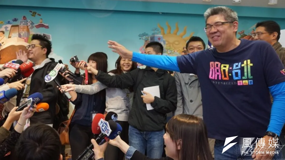 連勝文被記者問到辯論的準備狀況,把網路組長黃志豪(左)找上台扮演柯P,「假柯P」批評連勝文學得有模有樣。(蘇仲泓攝)