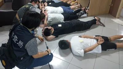 調查局強調,專案小組成員依現行犯逮捕成員後,現場查扣犯罪使用的手機、筆記型電腦等證物解送桃園地檢署。(調查局提供)