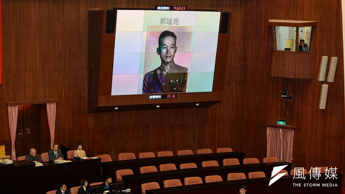 民進黨立法委員陳其邁於立院質詢中,誤將孫立人相片標示為郭廷亮。(顏麟宇攝) 民進黨立法委員陳其邁於立院質詢中,誤將孫立人相片標示為郭廷亮。(顏麟宇攝)