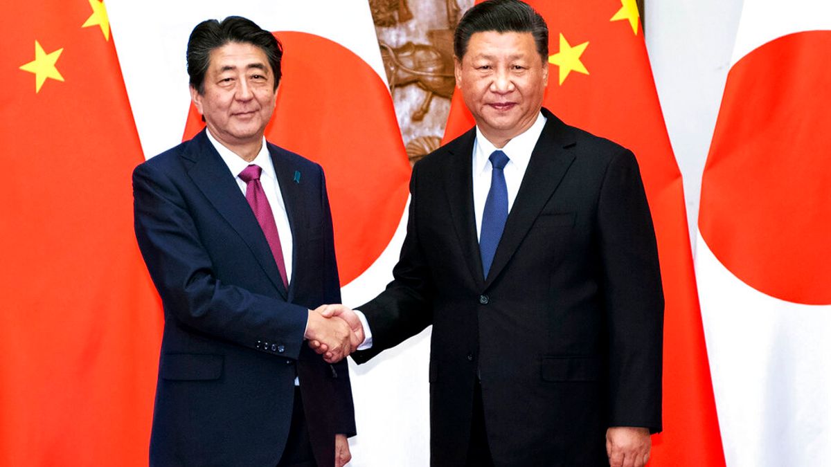 日中關係陷螺旋式惡化,高市早苗該如何應對?《日經》獻策:不如師法安倍晉三,否則日本恐在美中之間邊緣化