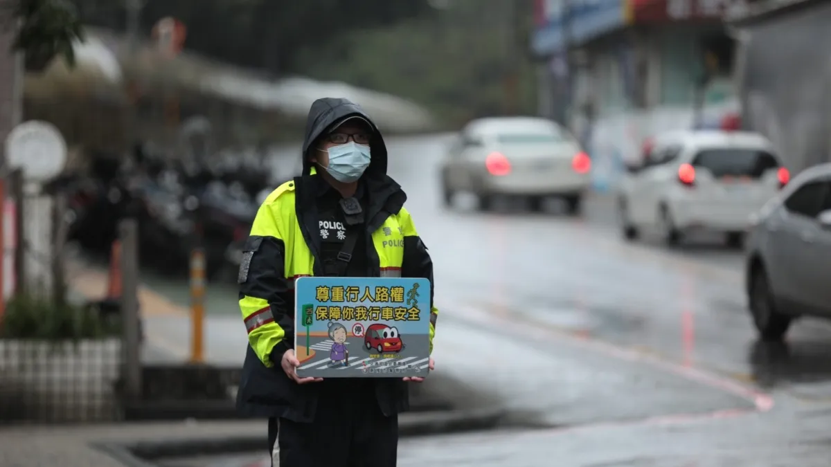 基隆市交通大隊員警於路口宣導行人路權的重要性。(圖/基隆市政府提供)