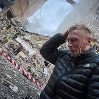 2025年6月17日、ロシアのミサイルがウクライナ・キエフの多層アパートに命中し、一人の住民が地面に倒れ込んで泣き崩れた様子。(AP通信) 2025年6月17日、ロシアのミサイルがウクライナ・キエフの多層アパートに命中し、一人の住民が地面に倒れ込んで泣き崩れた様子。(AP通信)