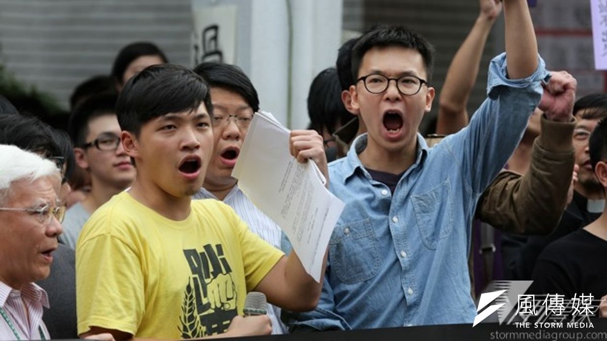「318佔領議場」學生活動總指揮林飛帆27日宣布,將自3月30日起無限期佔領凱道。圖為陳為廷(左)、林飛帆。(余志偉攝) 「318佔領議場」學生活動總指揮林飛帆27日宣布,將自3月30日起無限期佔領凱道。圖為陳為廷(左)、林飛帆。(余志偉攝)