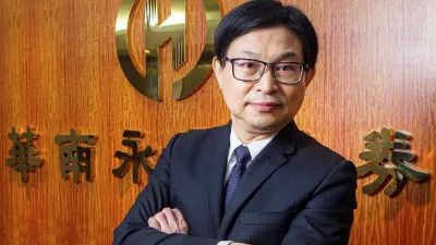 華南永昌證券董事長黃進明去年11月才因推動樂齡服務獲頒金彝獎「傑出企業領導人才獎」,之後卻因內控疏失遭金管會裁罰。(取自華南永昌證券臉書)