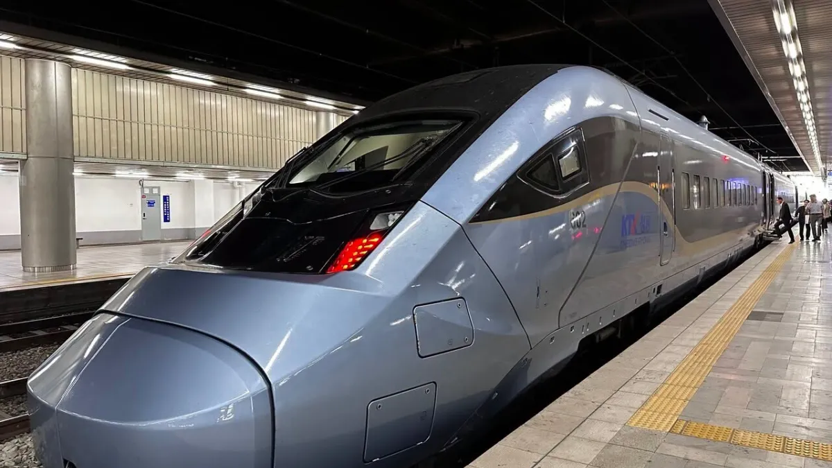South Korea's KTX and SRT bullet train networks merged on September 1, cutting average fares by about 10 percent while adding new departures and seats across the network. (Facebook / Steven & Sia)