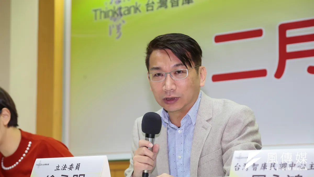 台灣智庫16日公布年金改革民調,顯示有近5成民眾表示不應該溯及既往,對此徐永明表示,顯見這會是未來最大的爭議。(顏麟宇攝)