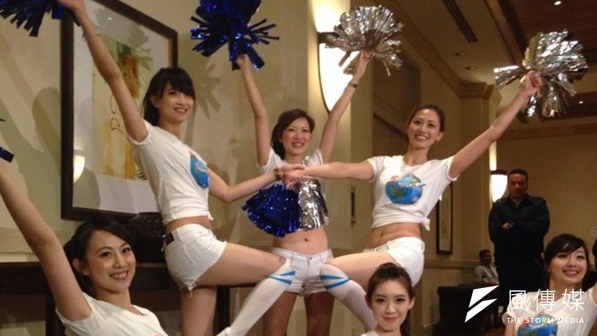 華航空姐充當啦啦隊表演。(總統訪問團提供) 華航空姐充當啦啦隊表演。(總統訪問團提供)