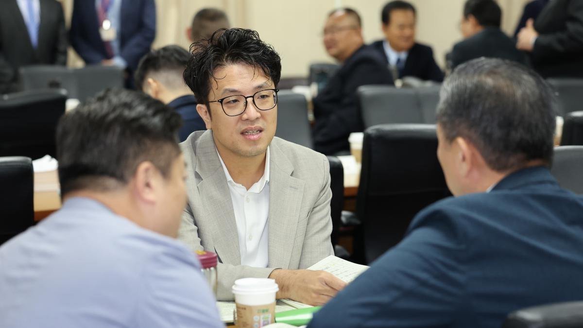 沈伯洋戰北市出奇招?用AI揪1999熱線民怨 黃揚明建議蔣萬安:連任後找他進研考會