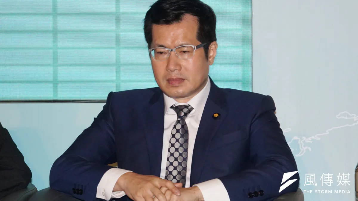 羅致政自掏腰包提供獎金,給全國高中職國際知識競賽獲勝隊伍。(資料照,盧逸峰攝)