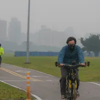 環境部指出,今年最嚴重境外污染即將壓境,空氣品質橘色提醒等級將持續至周五。示意圖。(資料照,陳明仁攝) 環境部指出,今年最嚴重境外污染即將壓境,空氣品質橘色提醒等級將持續至周五。示意圖。(資料照,陳明仁攝)