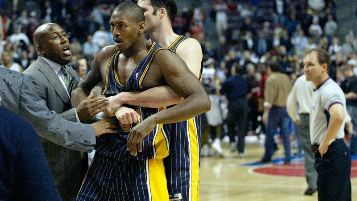 2004年的奧本山宮大亂鬥,成為NBA史上最惡名昭彰的鬥毆事件,也讓日後的NBA有了非常大的改變。 (美聯社)