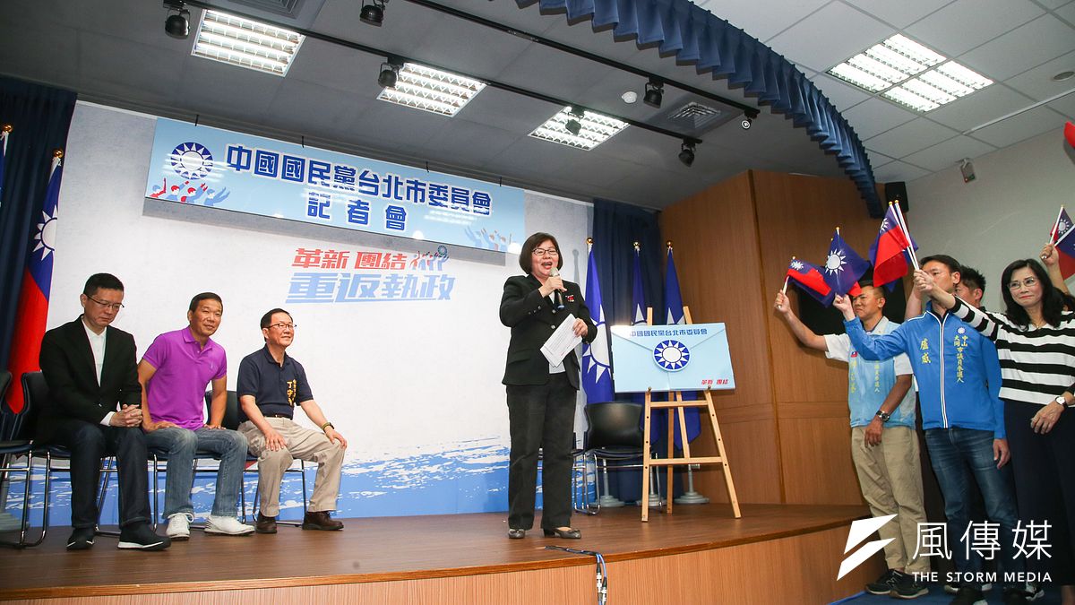 國民黨台北市長候選人民調結果出爐,由丁守中勝出,由國民黨主委台北市委員會黃呂錦茹主持。(陳明仁攝) 國民黨台北市長候選人民調結果出爐,由丁守中勝出,由國民黨主委台北市委員會黃呂錦茹主持。(陳明仁攝)