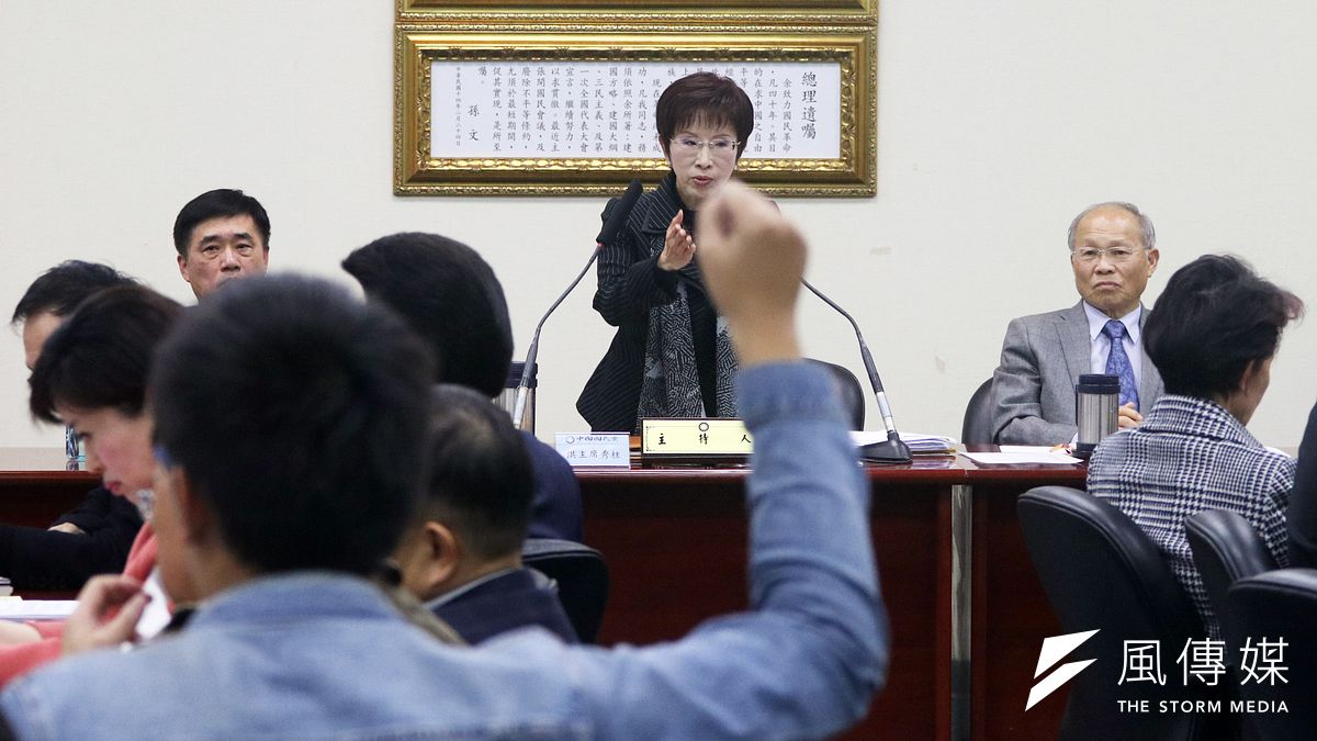 中常委姚江臨數度要求表決處理,黨主席洪秀柱(中)以「點名表決」與「法院見」為由曉以大義,最終兩派妥協,同意延長戰線到下週中常會再處理,避免火車對撞。(蘇仲泓攝) 中常委姚江臨數度要求表決處理,黨主席洪秀柱(中)以「點名表決」與「法院見」為由曉以大義,最終兩派妥協,同意延長戰線到下週中常會再處理,避免火車對撞。(蘇仲泓攝)